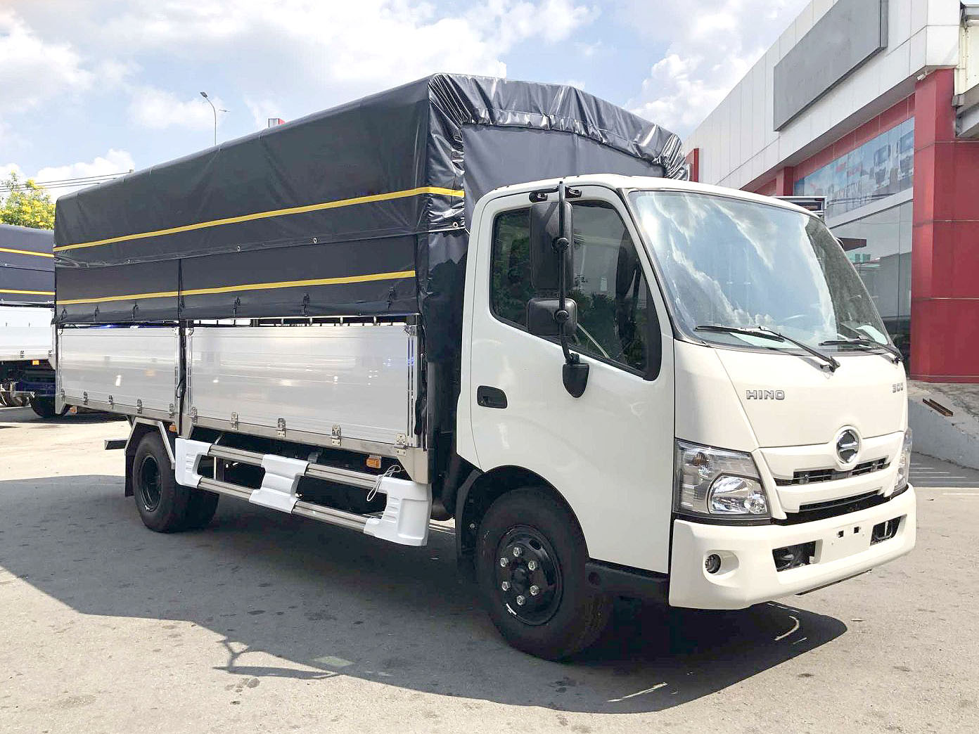 Xe Hino 3.5 tấn XZU720L thùng mui bạt 5.3M