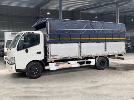 Xe Hino 3.5 tấn XZU720L thùng mui bạt 5.3M