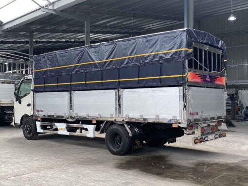 Xe Hino 3.5 tấn XZU720L thùng mui bạt 5.3M