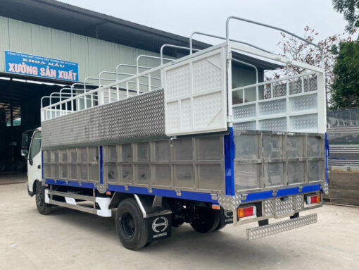 Xe Hino 5 tấn XZU30L thùng bạt bửng nâng 5.5M