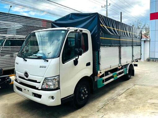 Xe Hino 5 tấn XZU730L thùng mui bạt 5.8M