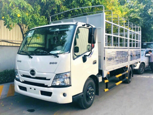 Xe Hino 5 tấn XZU730L thùng mui bạt 5.8M