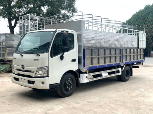 Xe Hino 5 tấn XZU30L thùng bạt bửng nâng 5.5M