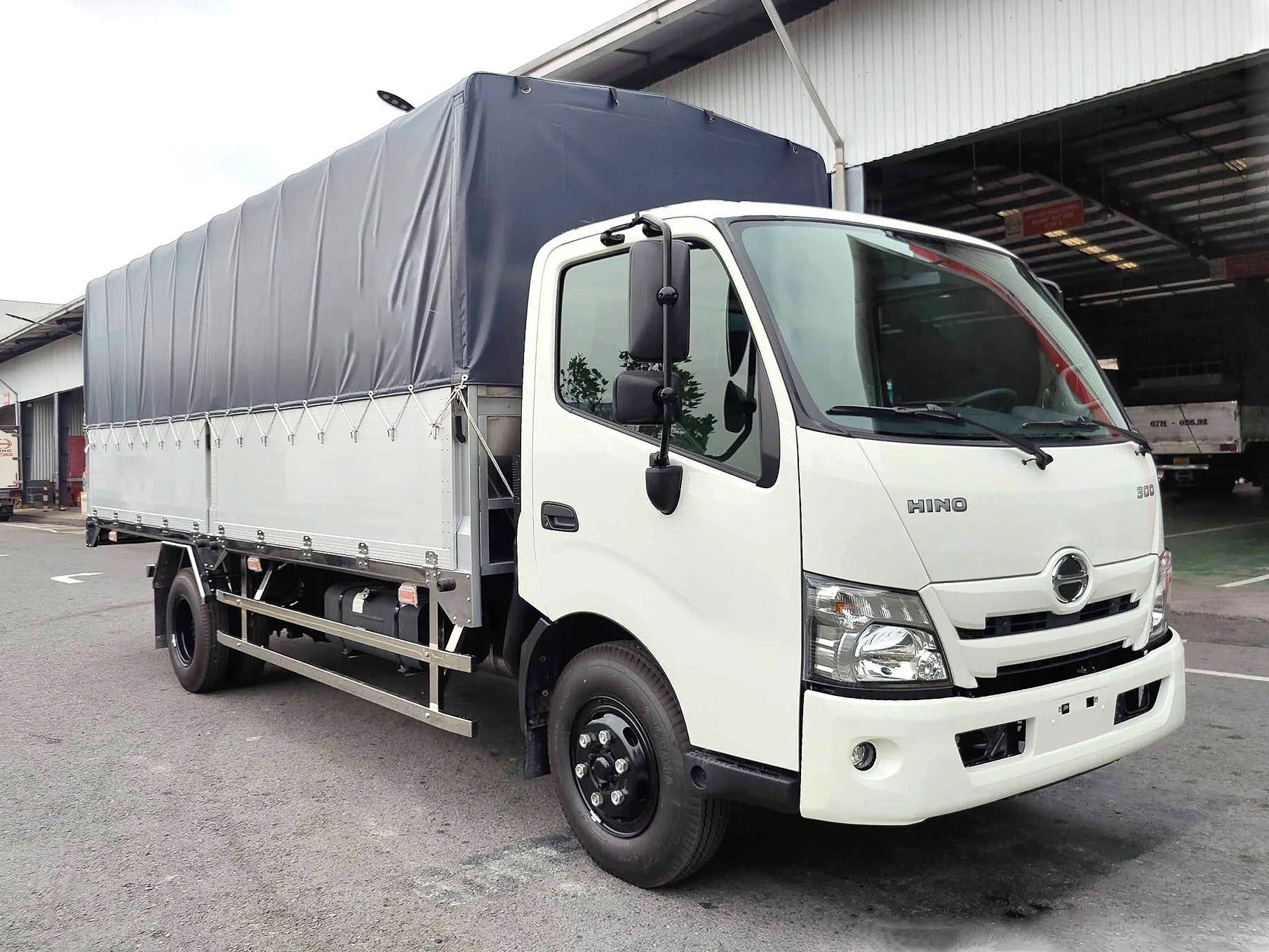 Xe Hino 5 tấn XZU30L thùng bạt bửng nâng 5.5M