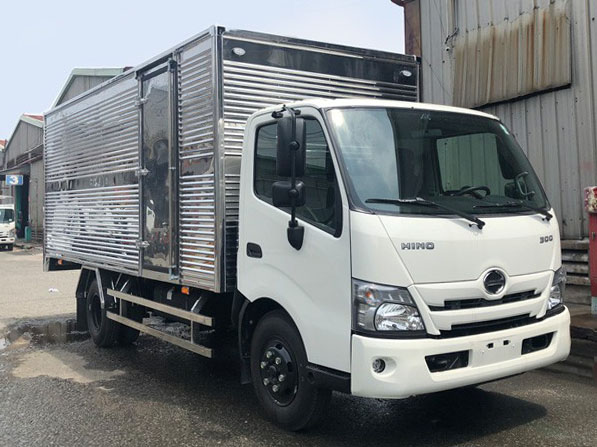 GIÁ XE TẢI HINO 1.9 TẤN XZU650L THÙNG KÍN BỬNG NÂNG 4.55M