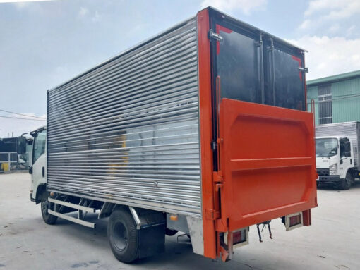 GIÁ XE TẢI HINO 1.9 TẤN XZU650L THÙNG KÍN BỬNG NÂNG 4.55M