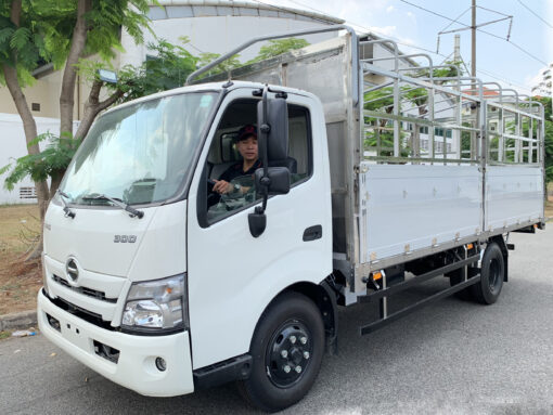 Xe Hino 1.9 tấn XZU650 thùng mui bạt 4.55M