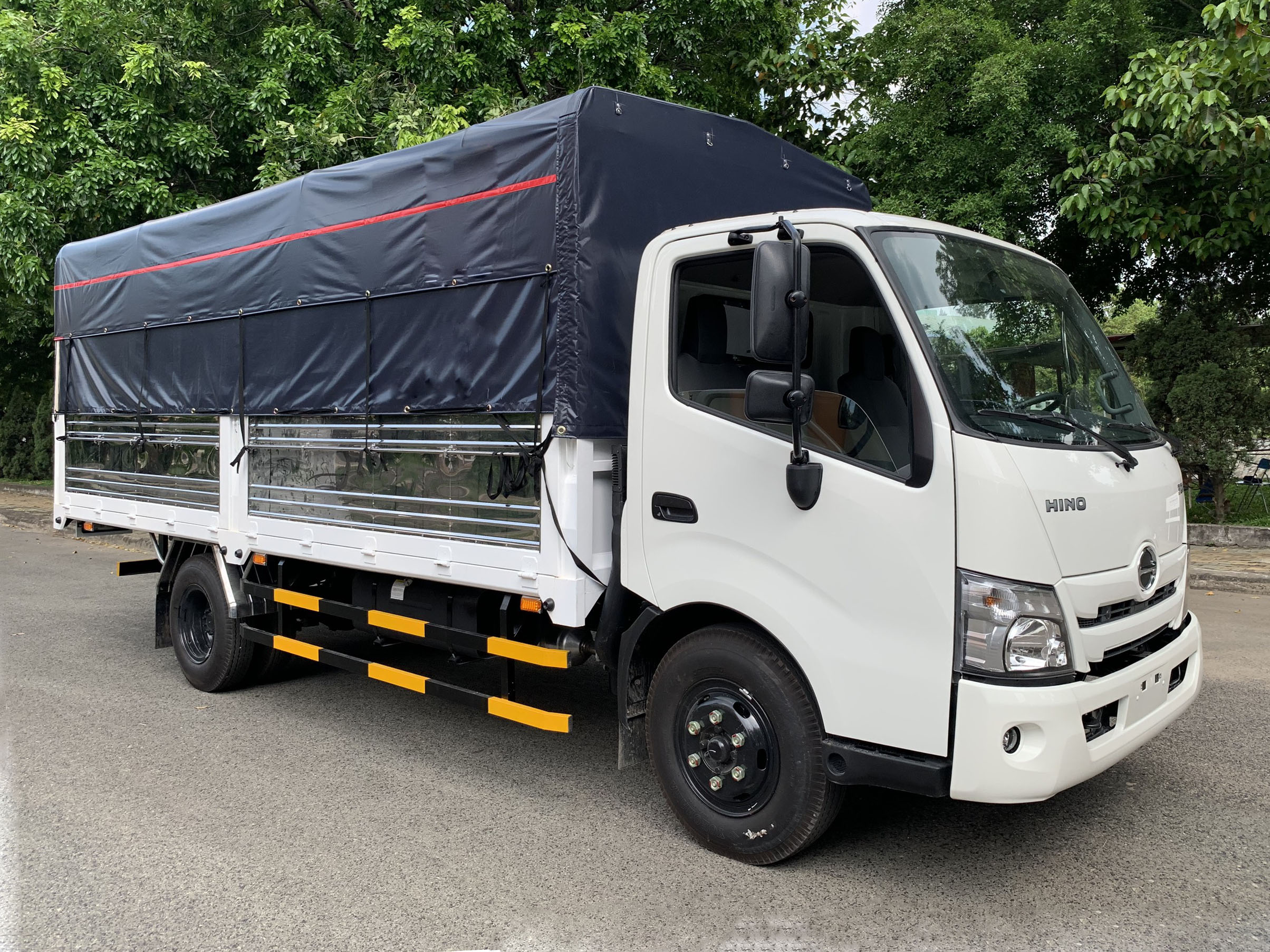 Xe Hino 1.9 tấn XZU650 thùng mui bạt 4.55M