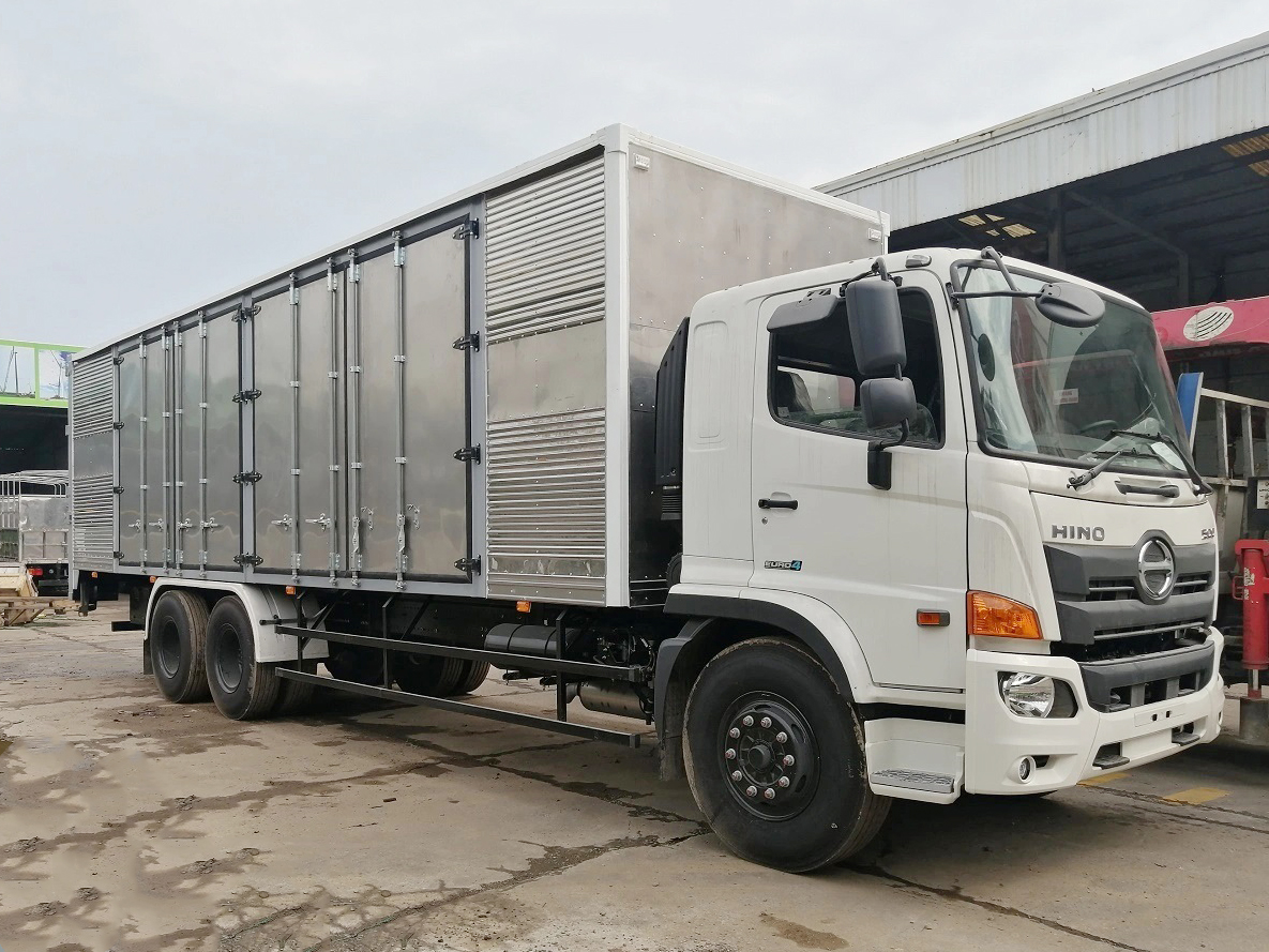 XE TẢI HINO 15 TẤN FL8JW7A THÙNG KÍN BỬNG NÂNG 9.2M