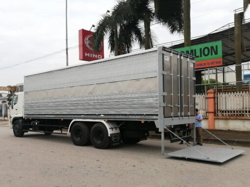 XE TẢI HINO 15 TẤN FL8JW7A THÙNG KÍN BỬNG NÂNG 9.2M