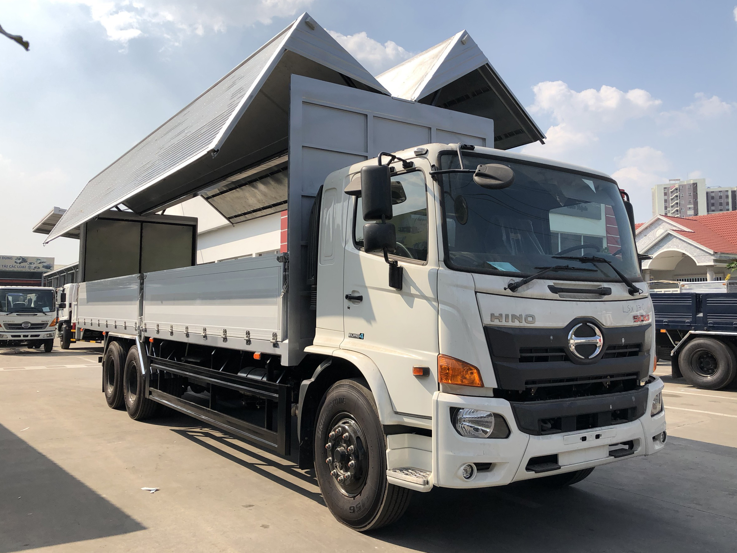 XE HINO 15 TẤN FL8JW7A-M THÙNG KÍN CÁNH DƠI 9.46M