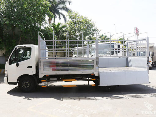Xe Hino 2.5 tấn XZU710L thùng mui bạt 4.6M