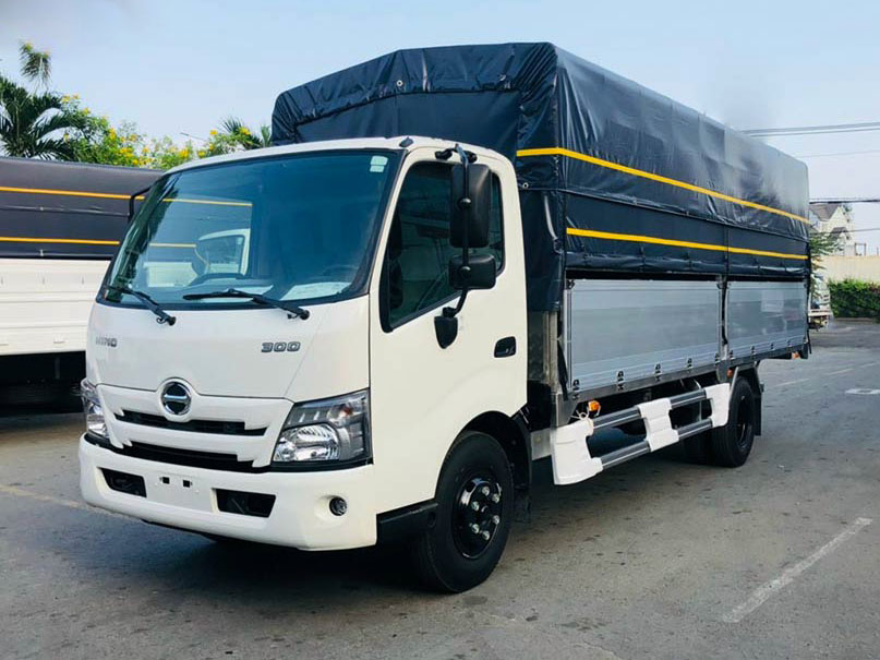 Xe Hino 2.5 tấn XZU710L thùng mui bạt 4.6M