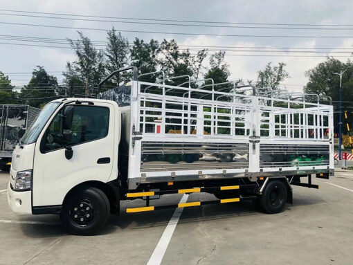Xe Hino 2.5 tấn XZU710L thùng mui bạt 4.6M