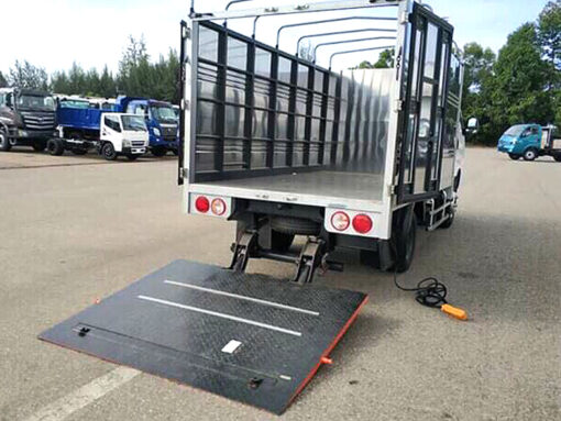 Xe Hino 3.5 tấn XZU720L thùng bạt bửng nâng 5.2M