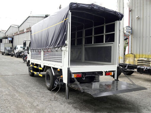 Xe Hino 3.5 tấn XZU720L thùng bạt bửng nâng 5.2M