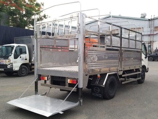 Xe Hino 3.5 tấn XZU720L thùng bạt bửng nâng 5.2M