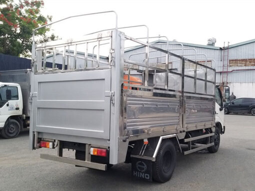 Xe Hino 3.5 tấn XZU720L thùng bạt bửng nâng 5.2M