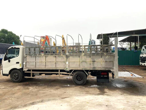 Xe Hino 3.5 tấn XZU720L thùng bạt bửng nâng 5.2M