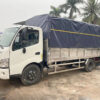 Xe Hino 3.5 tấn XZU720L thùng bạt bửng nâng 5.2M