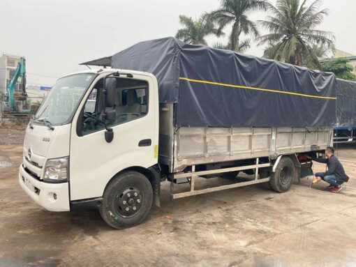 Xe Hino 3.5 tấn XZU720L thùng bạt bửng nâng 5.2M