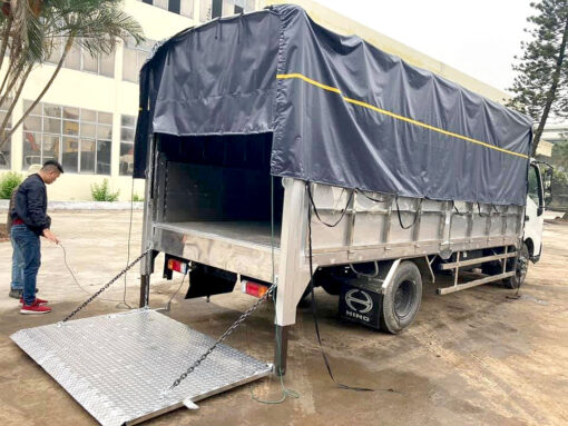 Xe Hino 3.5 tấn XZU720L thùng bạt bửng nâng 5.2M