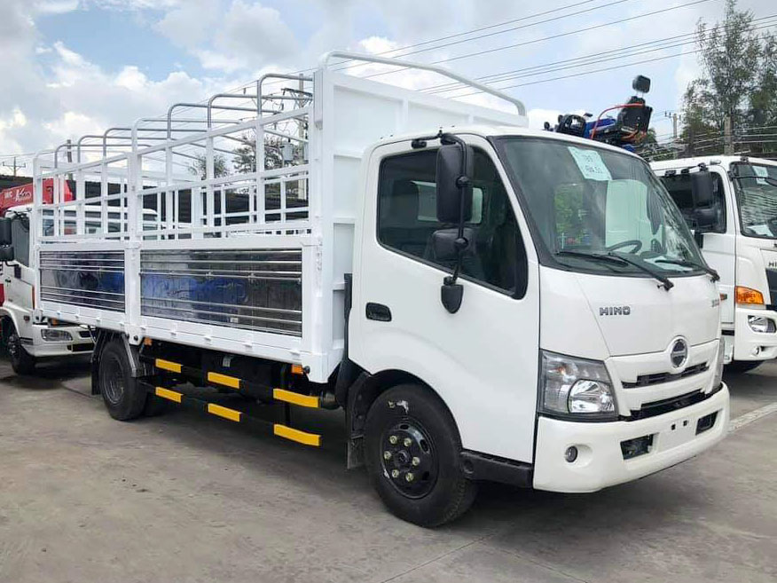 Xe Hino 3.5 tấn XZU720L thùng bạt bửng nâng 5.2M