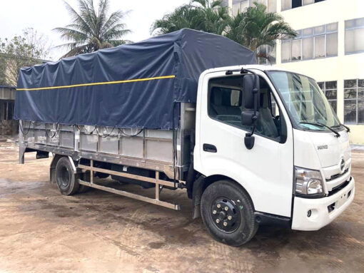Xe Hino 3.5 tấn XZU720L thùng bạt bửng nâng 5.2M