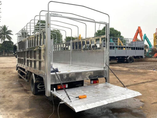 Xe Hino 3.5 tấn XZU720L thùng bạt bửng nâng 5.2M