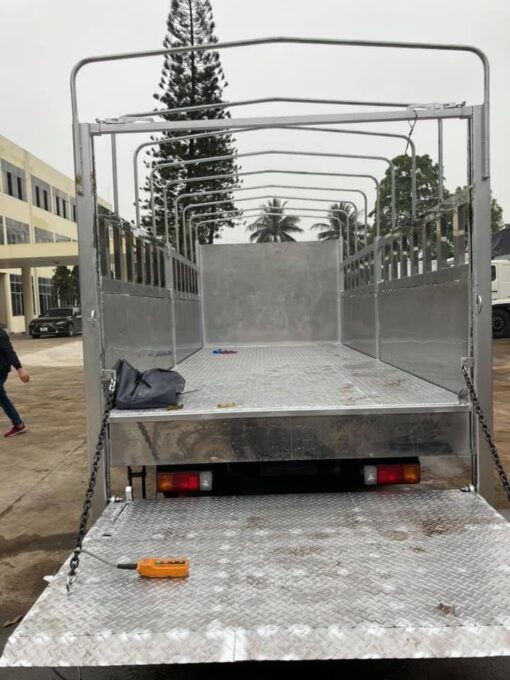 Xe Hino 3.5 tấn XZU720L thùng bạt bửng nâng 5.2M