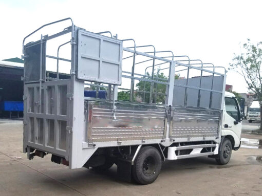 Xe Hino 3.5 tấn XZU720L thùng bạt bửng nâng 5.2M