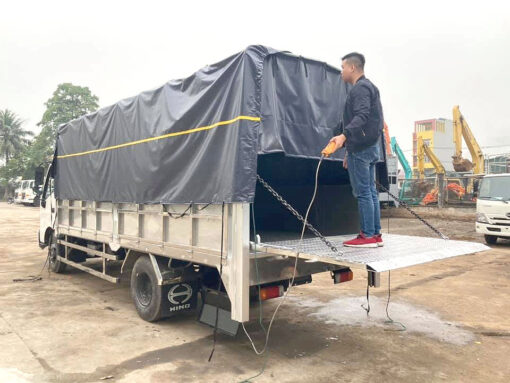 Xe Hino 3.5 tấn XZU720L thùng bạt bửng nâng 5.2M