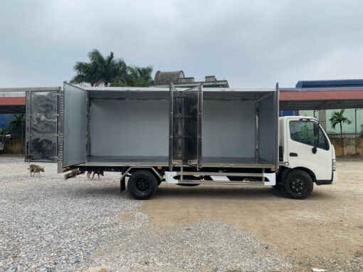 Xe Hino 3.5 tấn XZU720L thùng kín 5.32M