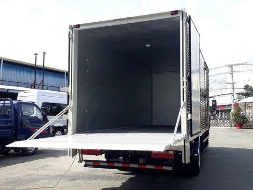 Xe Hino 3.5 tấn XZU720L thùng kín bửng nâng 5.2M