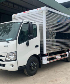 Xe Hino 3.5 tấn XZU720L thùng kín bửng nâng 5.2M
