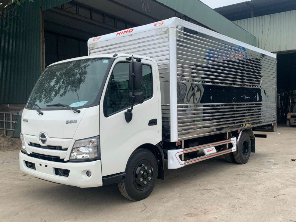 Xe Hino 3.5 tấn XZU720L thùng kín bửng nâng 5.2M