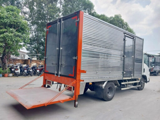 Xe Hino 3.5 tấn XZU720L thùng kín bửng nâng 5.2M