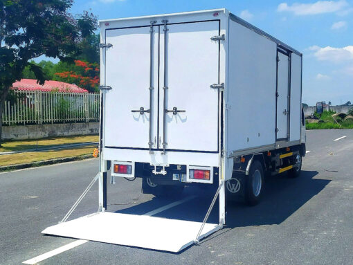 Xe Hino 3.5 tấn XZU720L thùng kín bửng nâng 5.2M