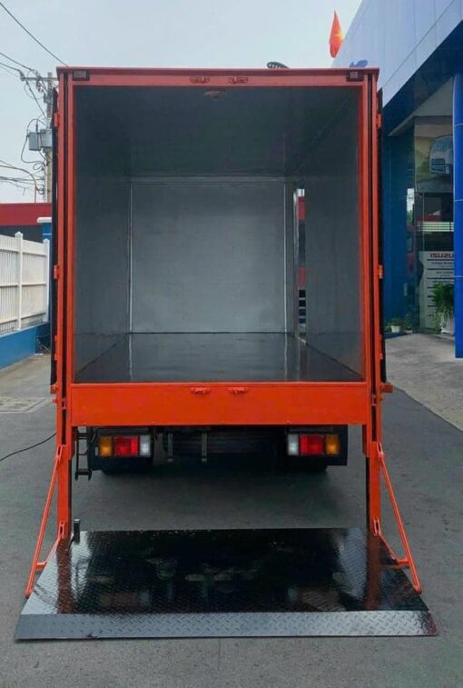 Xe Hino 3.5 tấn XZU720L thùng kín bửng nâng 5.2M
