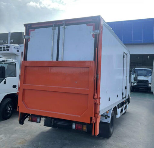Xe Hino 3.5 tấn XZU720L thùng kín bửng nâng 5.2M