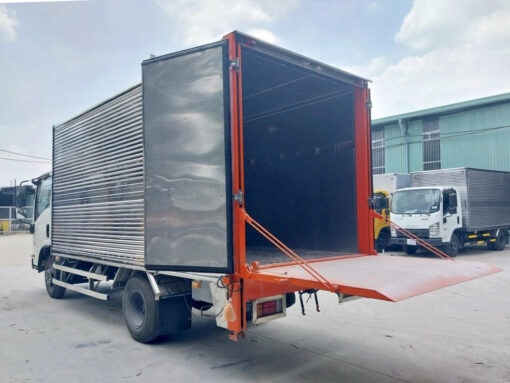 Xe Hino 3.5 tấn XZU720L thùng kín bửng nâng 5.2M