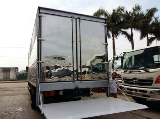 Xe Hino 3.5 tấn XZU720L thùng kín bửng nâng 5.2M