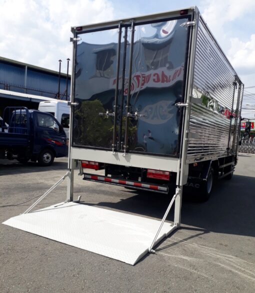 Xe Hino 3.5 tấn XZU720L thùng kín bửng nâng 5.2M
