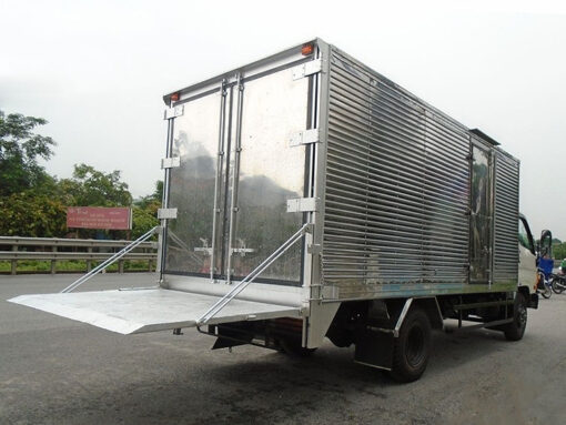 Xe Hino 3.5 tấn XZU720L thùng kín bửng nâng 5.2M