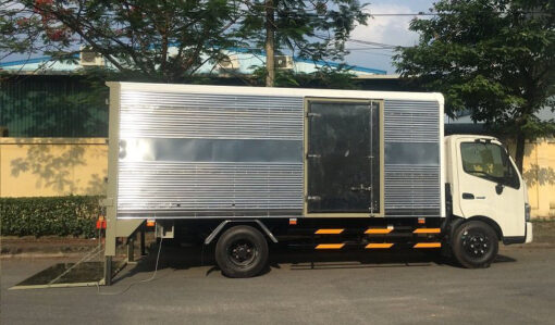 Xe Hino 3.5 tấn XZU720L thùng kín bửng nâng 5.2M