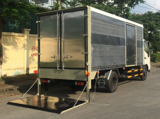 Xe Hino 3.5 tấn XZU720L thùng kín bửng nâng 5.2M
