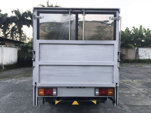 Xe Hino 3.5 tấn XZU720L thùng kín bửng nâng 5.2M