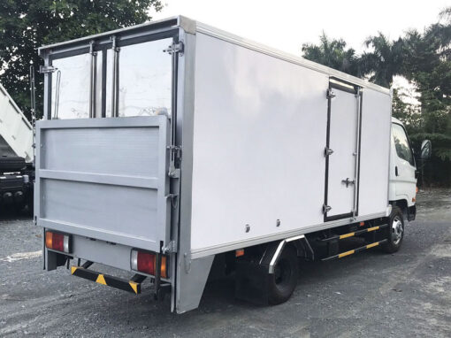 Xe Hino 3.5 tấn XZU720L thùng kín bửng nâng 5.2M