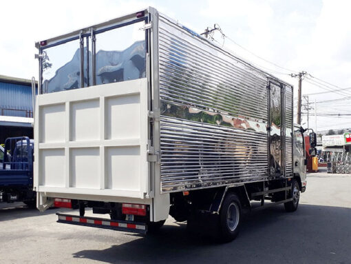 Xe Hino 3.5 tấn XZU720L thùng kín bửng nâng 5.2M
