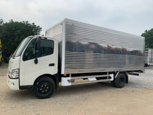 Xe Hino 3.5 tấn XZU720L thùng kín bửng nâng 5.2M